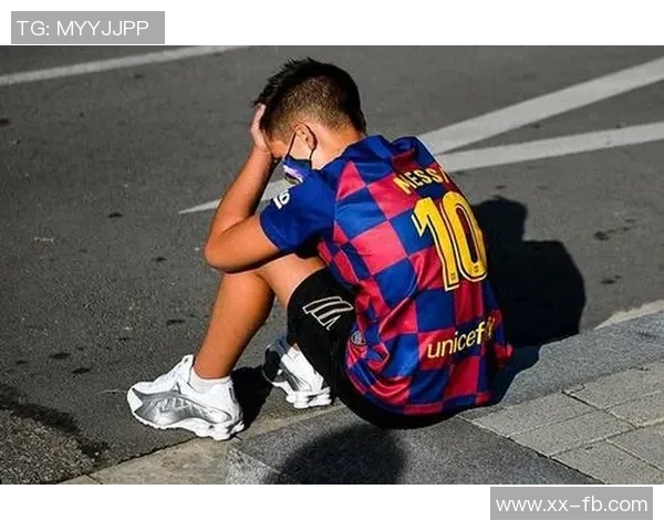 特伦特上篮受伤左小腿被搀扶回更衣室球迷心痛不已